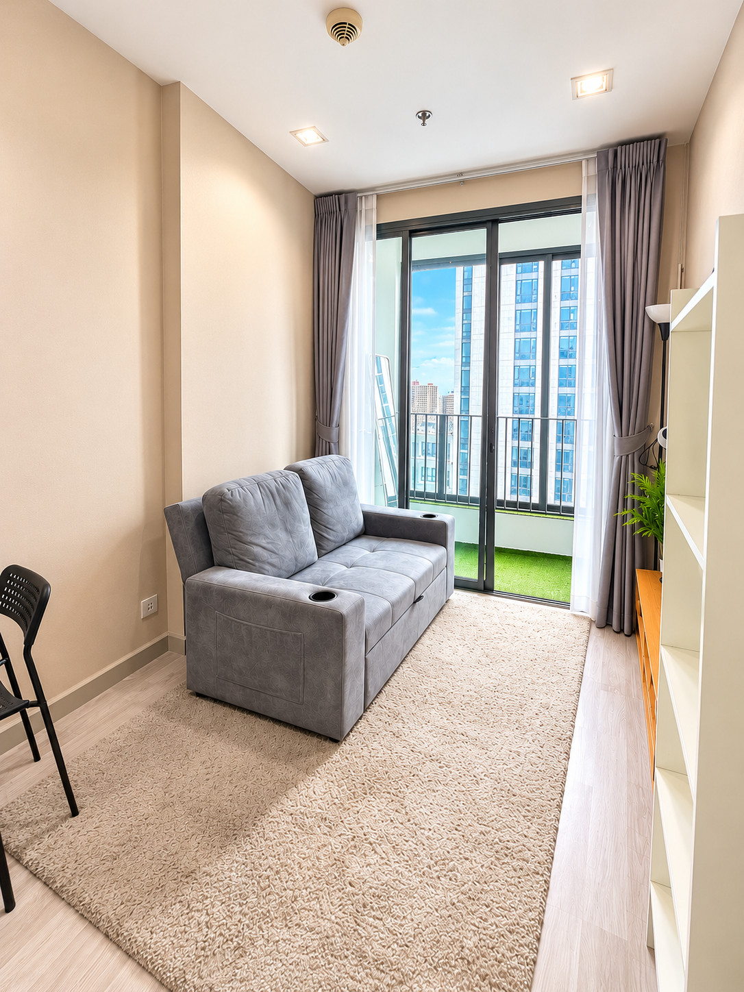 Room for sale, 1Bed, 26th floor, with renter Room for sale, 1Bed, 26th floor, with renter