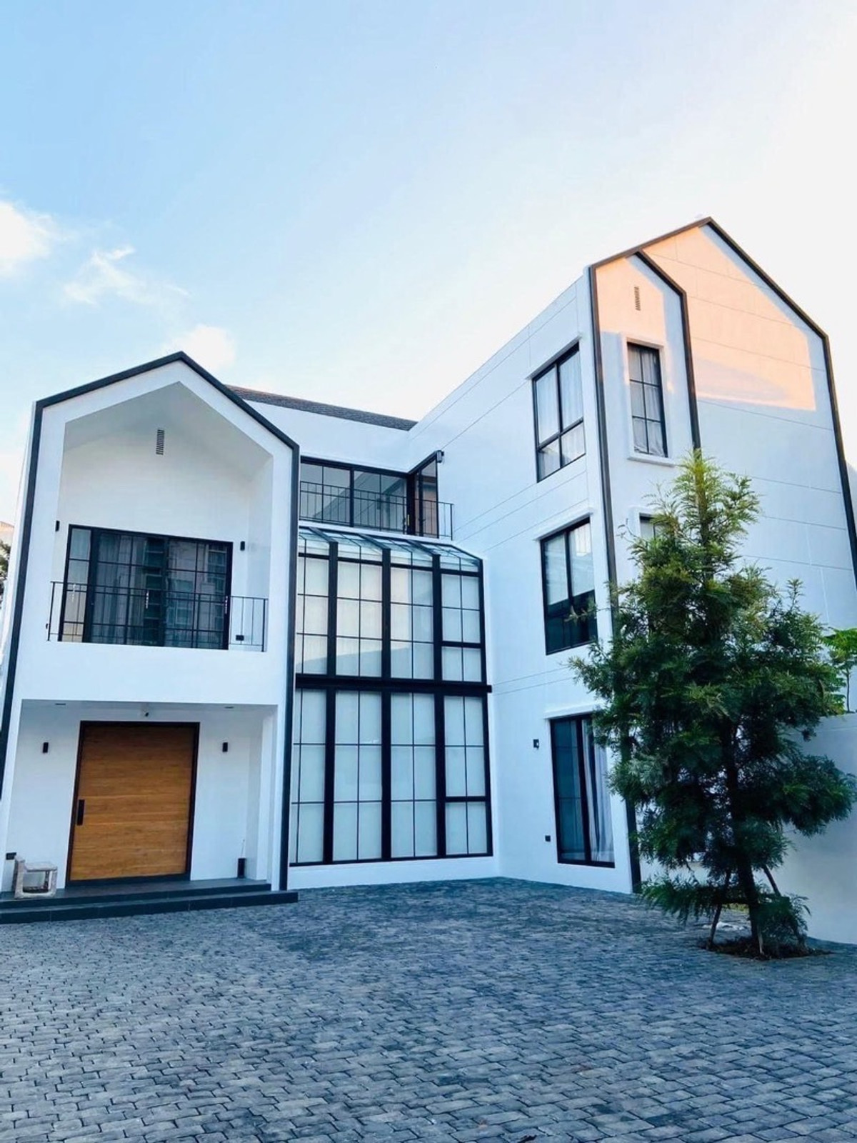 ขายบ้านเดี่ยวคลองสาน ใกล้ไอคอนสยาม ใกล้รถไฟฟ้า บ้านสร้างเองดีไซน์พิเศษ พื้นที่ใหญ่ ใจกลางเมือง