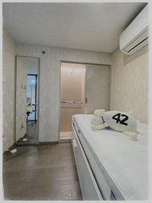 🔥Rent Now🔥 Park Origin Chula Ratchathewi, near BTS Ratchathewi station and adjacent to the MRT Orange Line Ratchathewi station. Fully furnished and ready to move in.