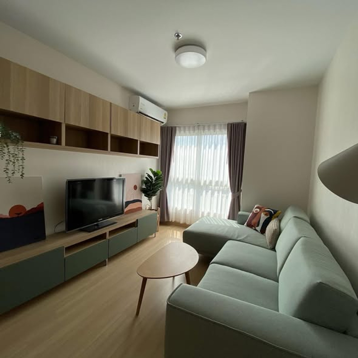 Great value! Very cheap price, beautifully decorated room, built-in, complete with furniture, ready to move in, ready to view, spacious, Rama 9 location.