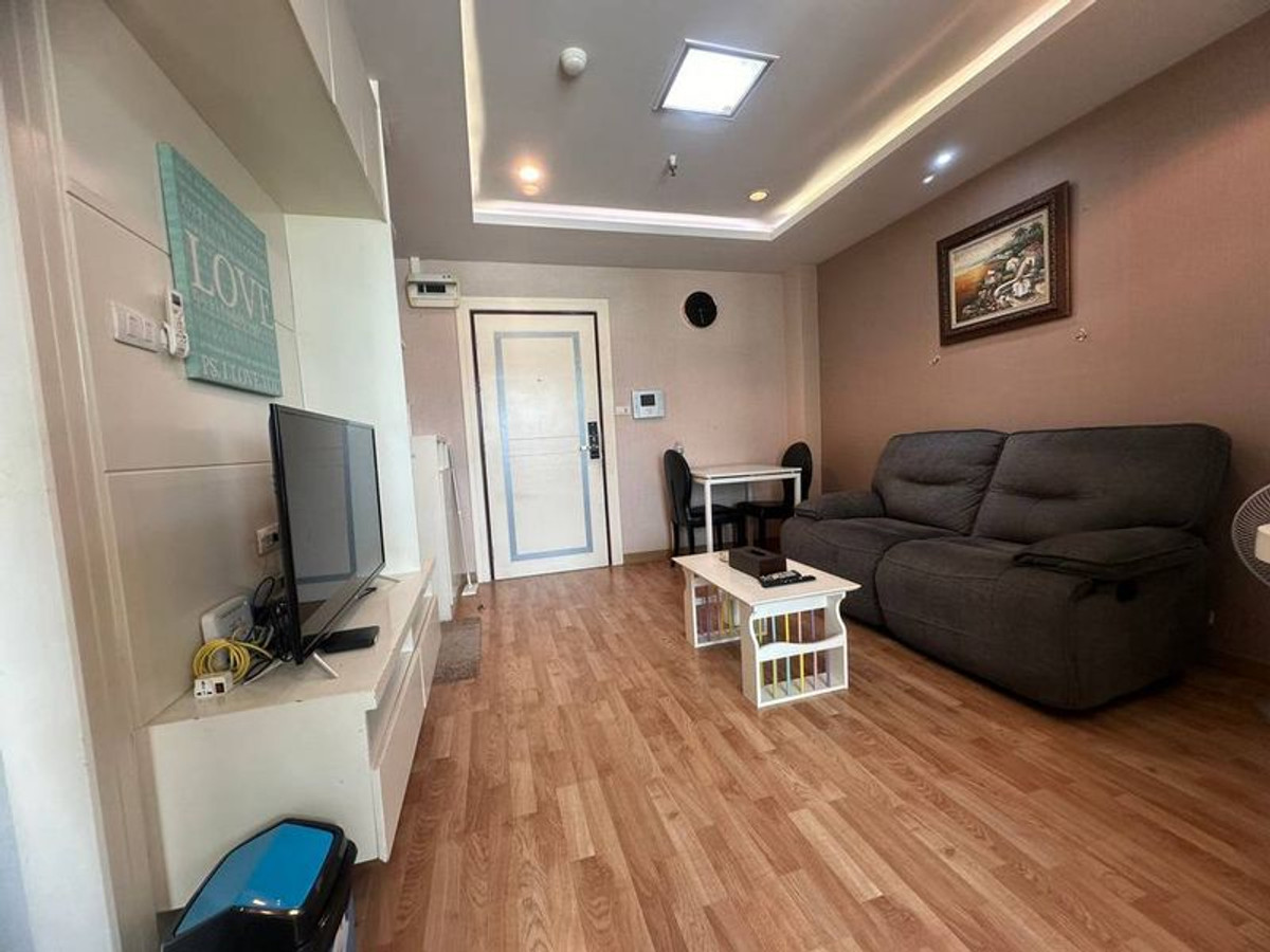 For rent: Ladda Condo View Sriracha, near Robinson Department Store. High floor, city view, fully furnished.