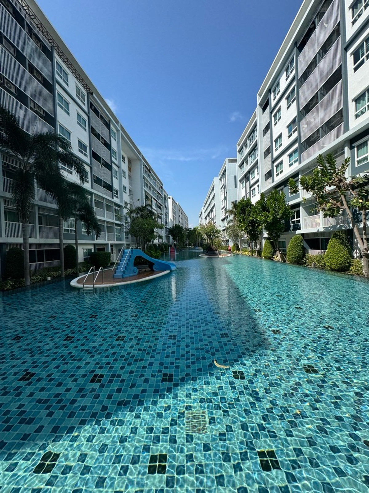 Condo for sale, only 150 meters to the Hua Hin sea, The Trust Hua Hin Soi 5, opposite Makro. Condo for sale, only 150 meters to the Hua Hin sea, The Trust Hua Hin Soi 5, opposite Makro.