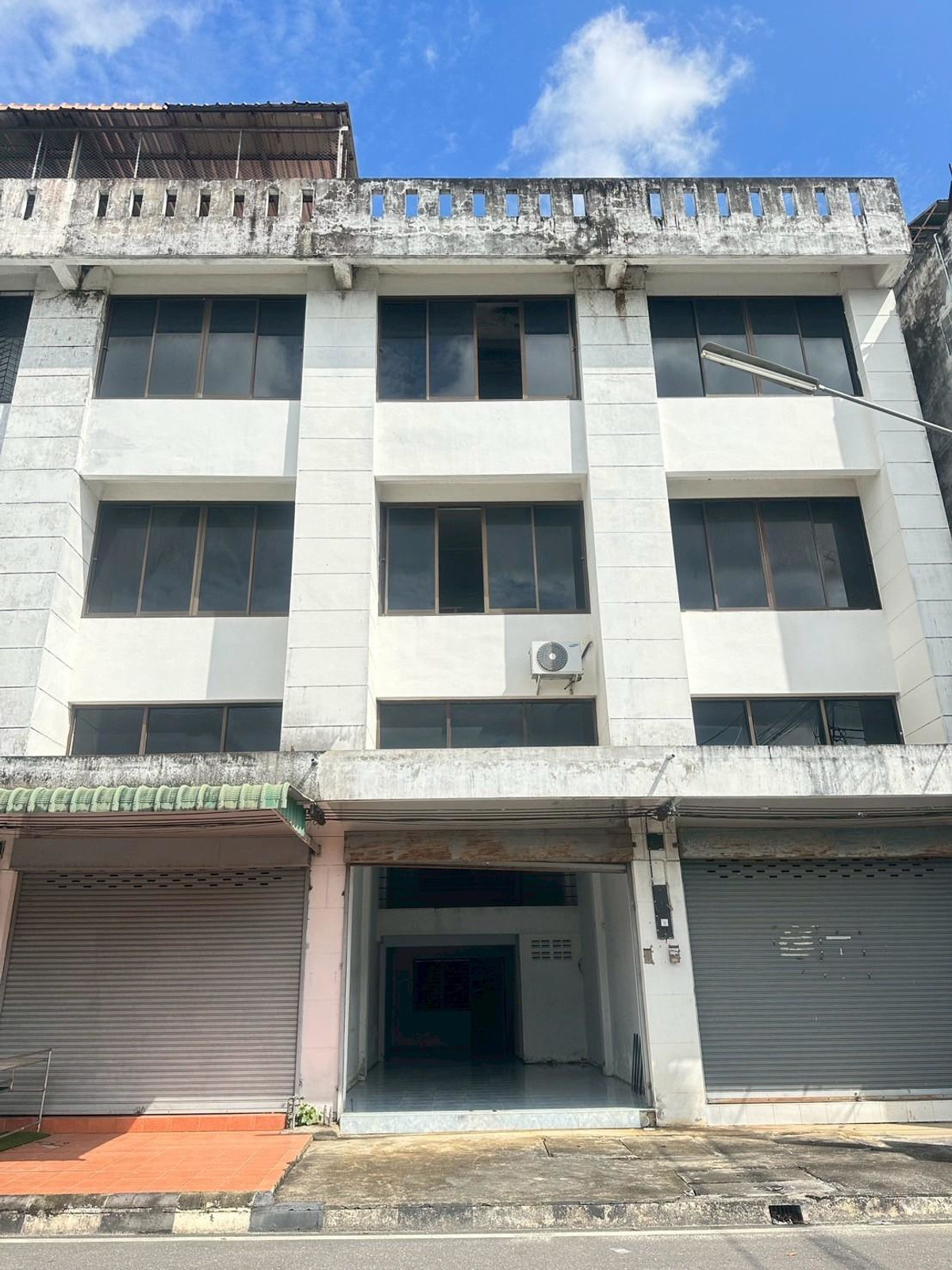 A 3.5-story commercial building in a prime location, opposite the Chiang Rai Chamber of Commerce office, near the exit of the Second Bus Terminal. A 3.5-story commercial building in a prime location, opposite the Chiang Rai Chamber of Commerce office, near the exit of the Second Bus Terminal.