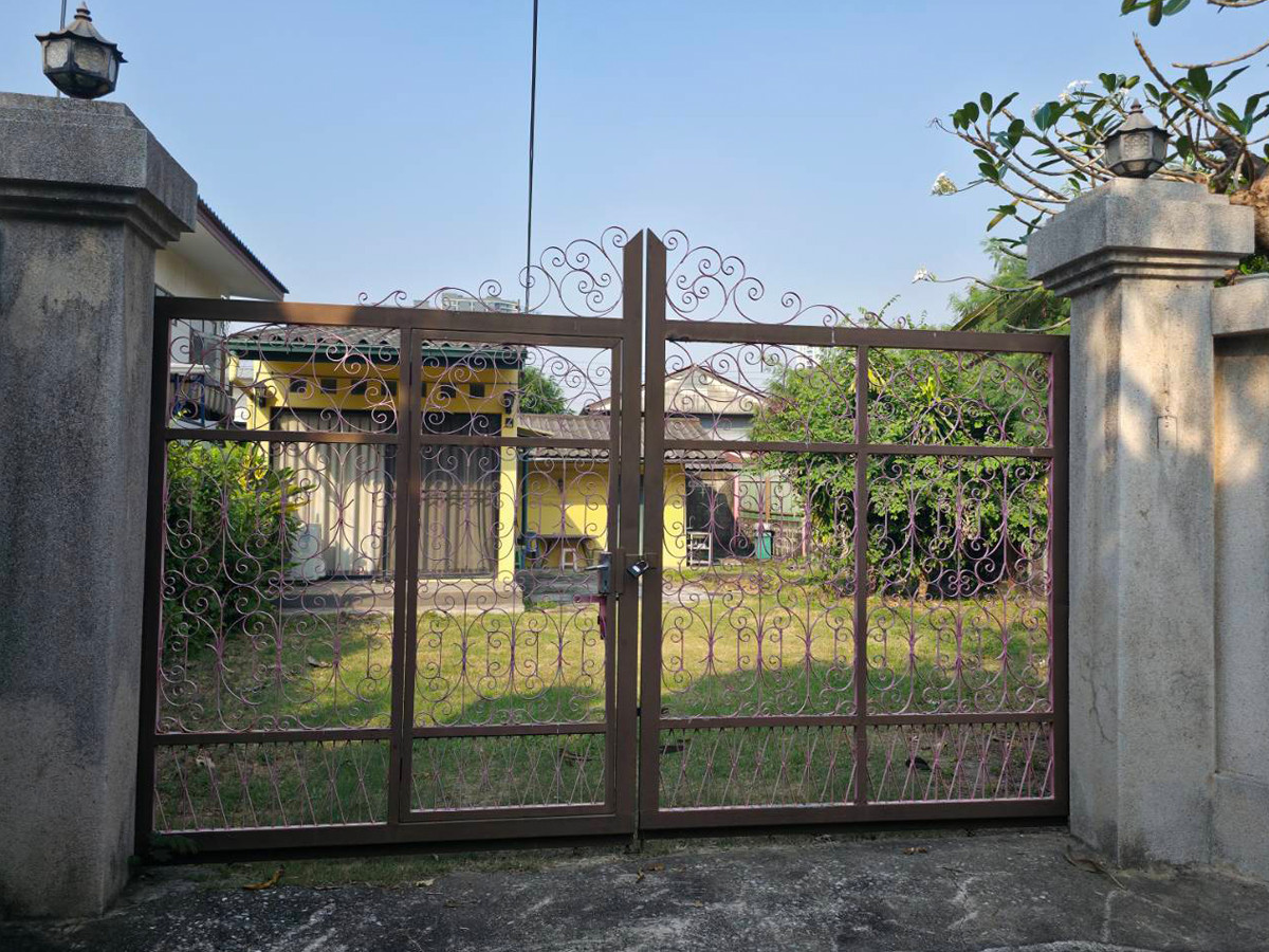 Land for sale, 72 square meters, in Soi Wutthakat 39, Chom Thong, Bangkok, near BTS Wutthakat. Land for sale, 72 square meters, in Soi Wutthakat 39, Chom Thong, Bangkok, near BTS Wutthakat.