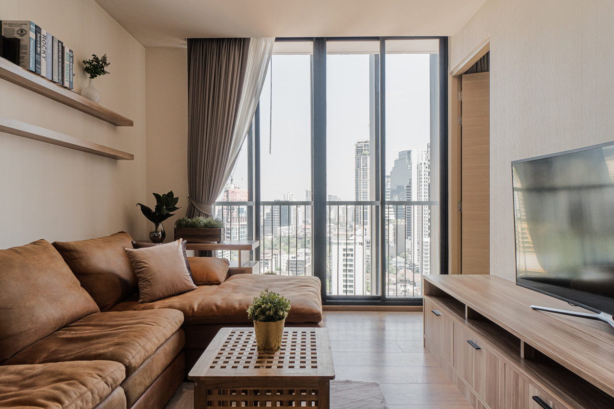 ( sells himself) Condo Park Origin 24, Sukhumvit 24, corner room, size 52 sq m, 2 bedrooms, Building 2, 11th floor.