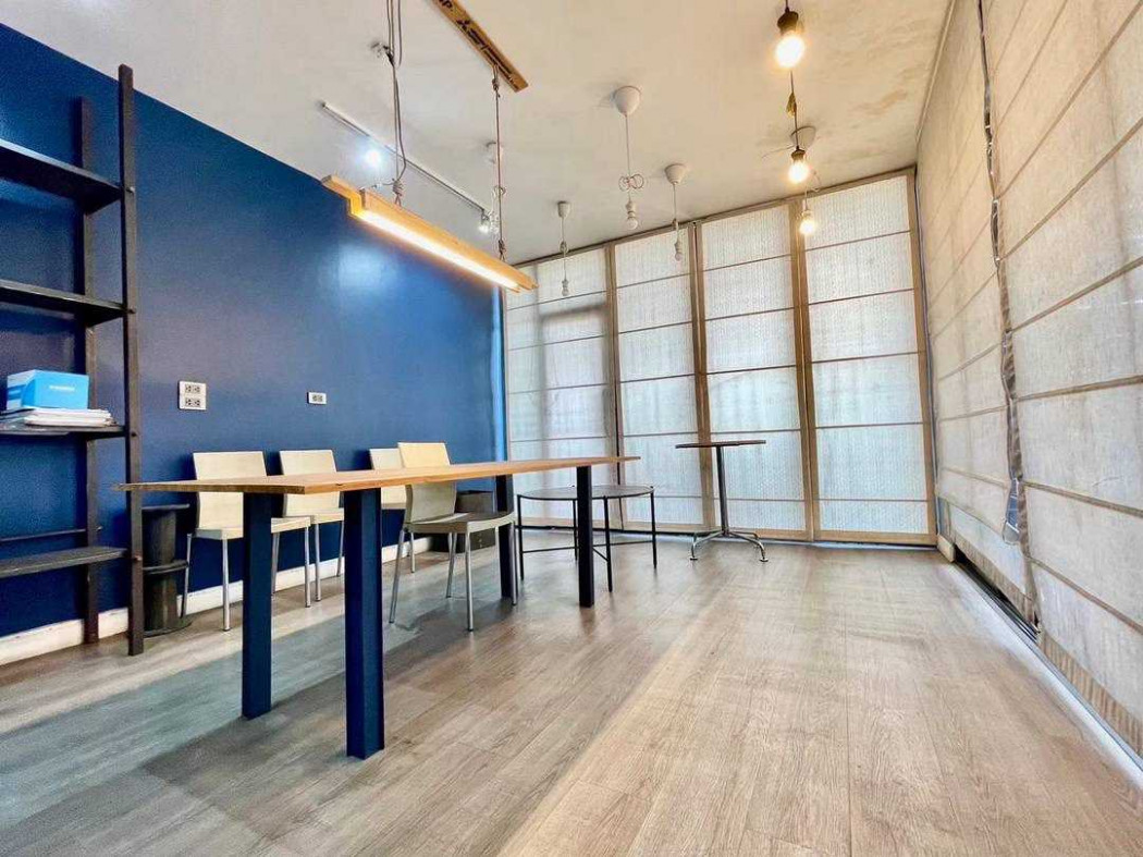 Office space for rent in a prime location on Srinakarin Road, 450 sq m, 1 rai 43 sq wa, near the MRT Yellow Line.
