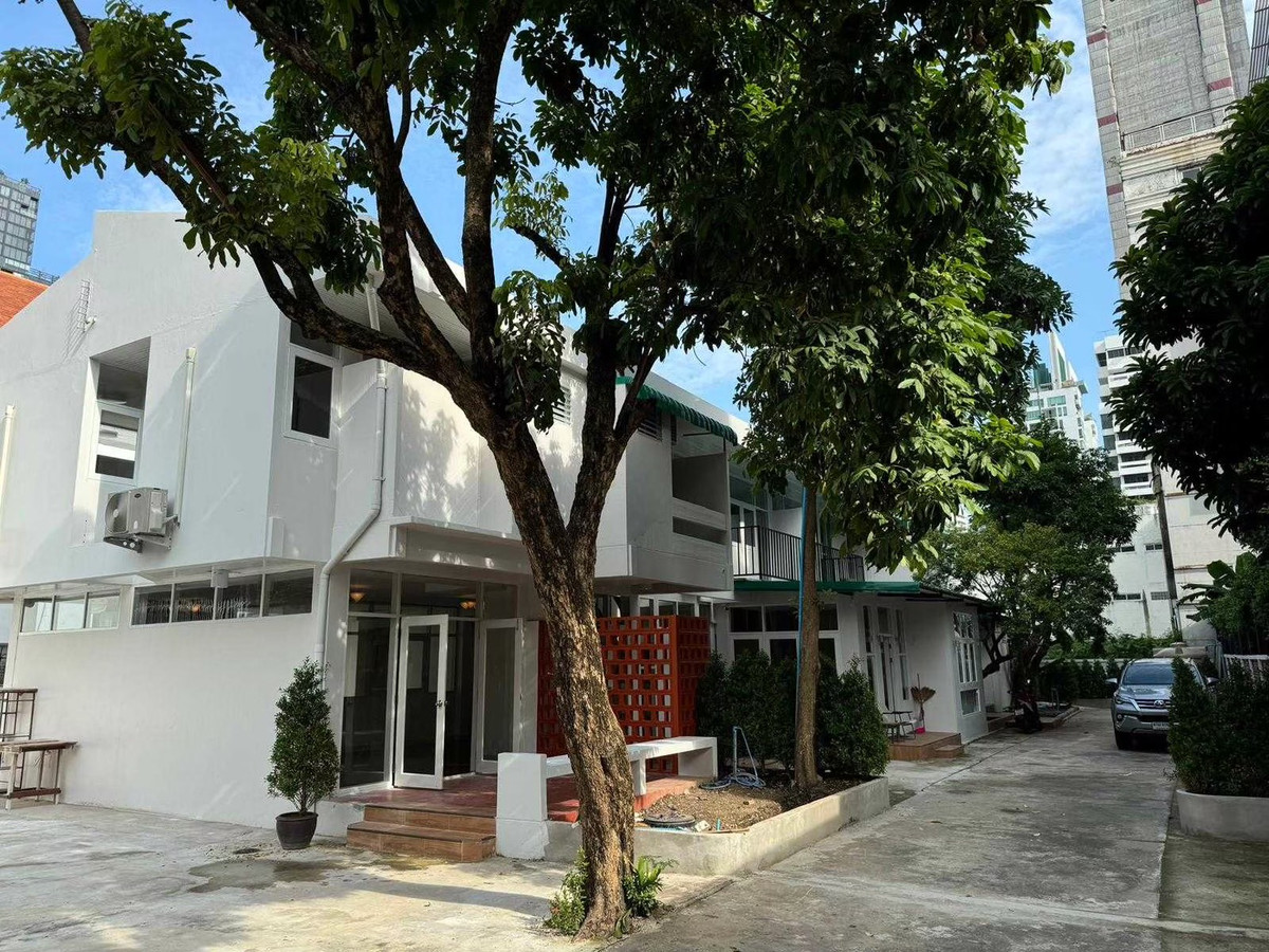 Space for Rent in Asok-Phrom Phong with 3 Parking Spaces Space for Rent in Asok-Phrom Phong with 3 Parking Spaces