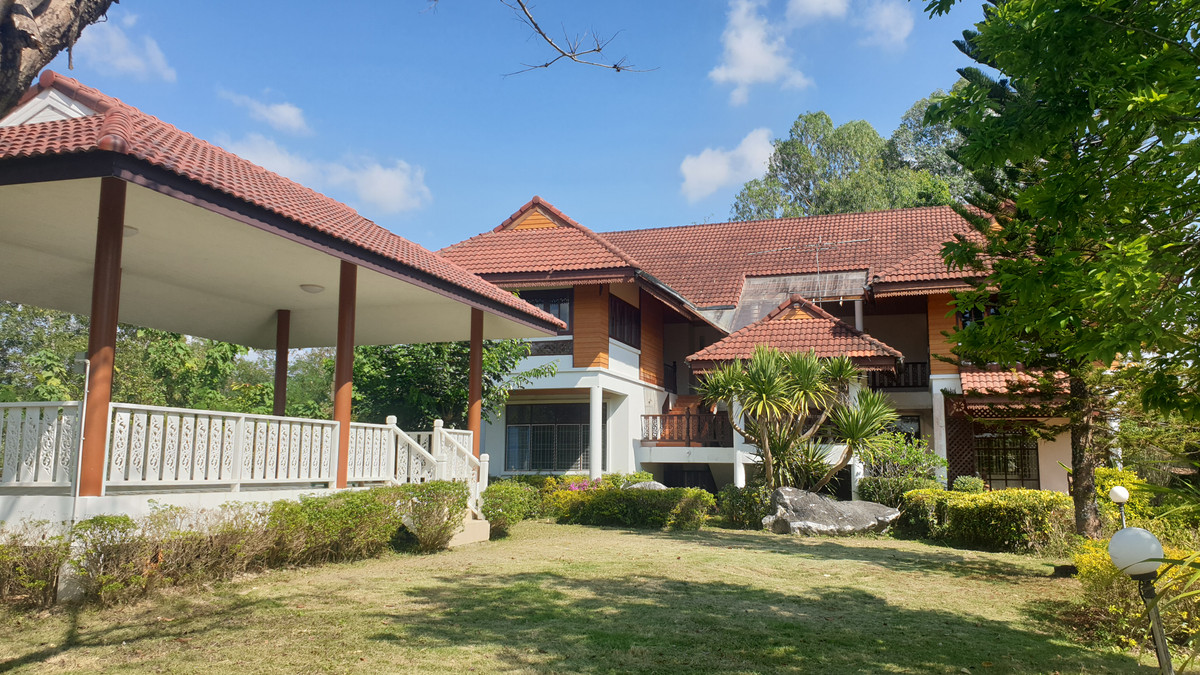 Thai house and land for sale, Pak Chong District, Red Garuda title deed, land 1-0-66 rai, 7 bedrooms, 6 bathrooms. Thai house and land for sale, Pak Chong District, Red Garuda title deed, land 1-0-66 rai, 7 bedrooms, 6 bathrooms.