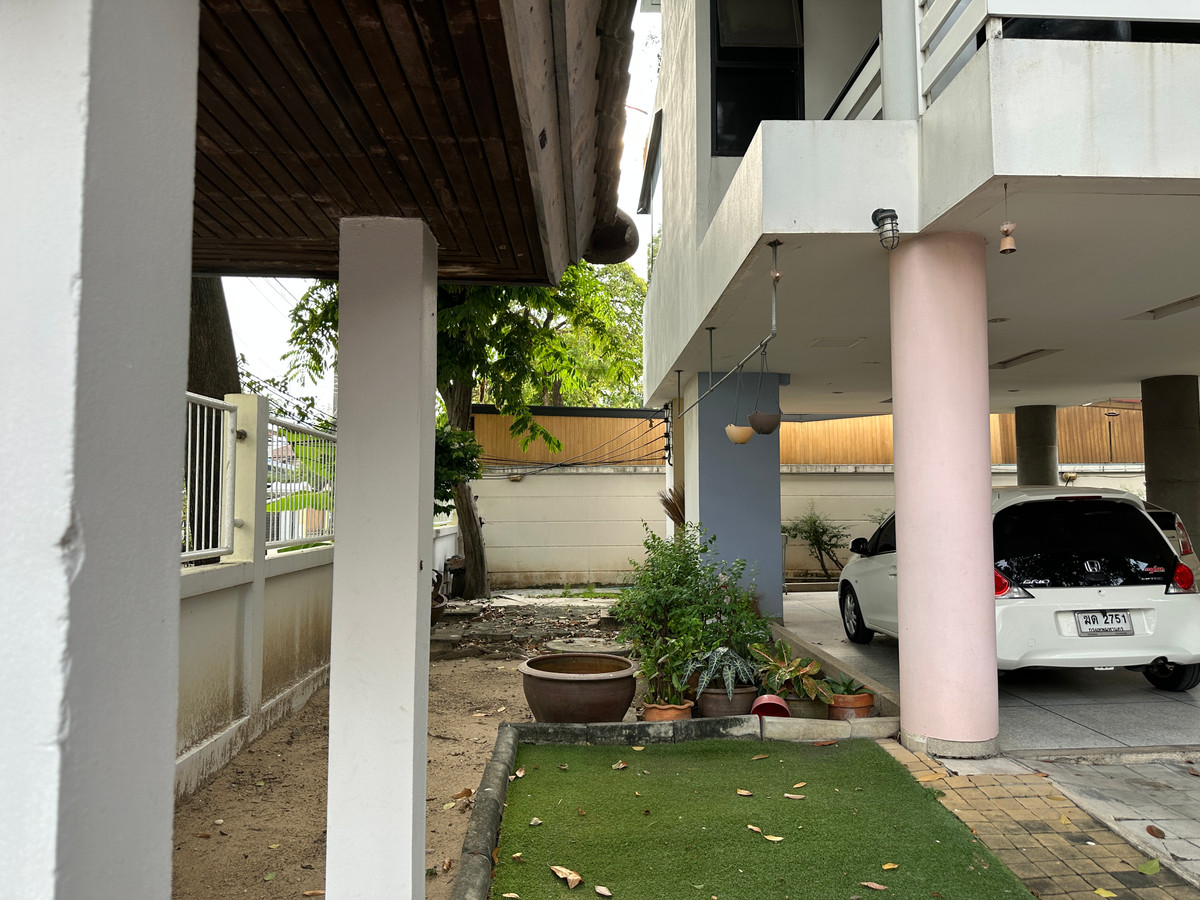 ขายด่วนมาก❗📢 บ้านเดี่ยว 2 หลัง กลางเมืองทองธานี เป็นบ้าน 4 ชั้น 1 หลัง และ 2 ชั้น อีก 1 หลัง พร้อม 6 ที่จอดรถ ที่ดิน 150 ตร.ว. พื้นที่ใช้สอยรวม 804 ตร.ม.  – รูปที่ 4