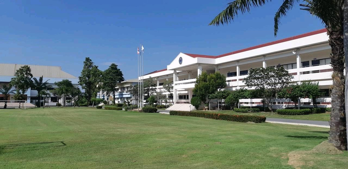 Land for sale plus buildings in the Nong Chok area, Soi Mitmaitri 26, used to be an international school. Land for sale plus buildings in the Nong Chok area, Soi Mitmaitri 26, used to be an international school.