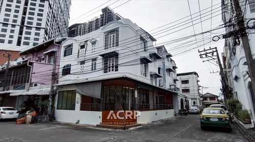 For sale: 3-storey corner townhouse in a prime location on Rama 9, Soi 11, ideal for a restaurant or café.