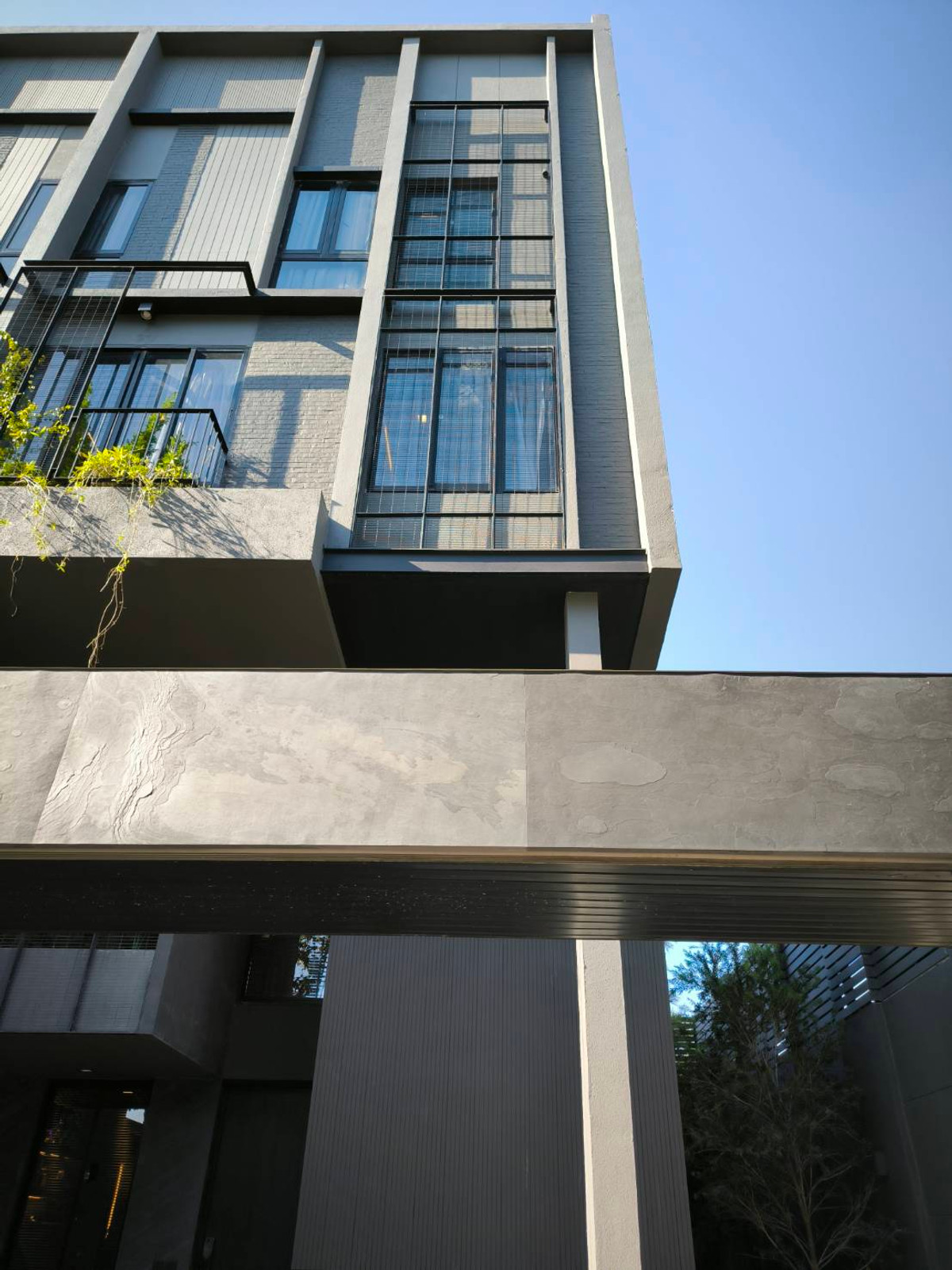 เช่า/ขาย ทาวน์โฮม 3.5 ชั้น ใจกลางรัชดา ใกล้ MRT เพียง 800 เมตร ใกล้ ถนน รัชดาภิเษกเพียง 500 เมตร