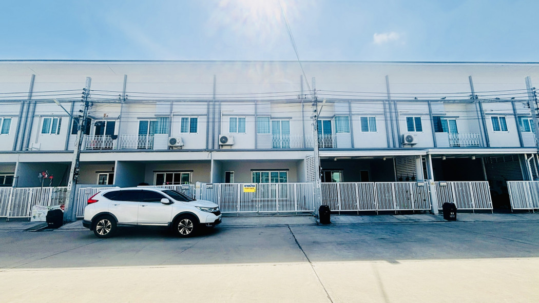 Townhome for sale in Phra Samut Chedi, The Miracle Pracha Uthit 90, 145 sq m usable area, 21.4 sq wa land size. No houses directly opposite. Townhome for sale in Phra Samut Chedi, The Miracle Pracha Uthit 90, 145 sq m usable area, 21.4 sq wa land size. No houses directly opposite.
