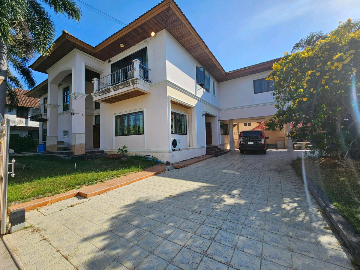 Large Single House for Rent 200 sqw. near International Schools Srinakarin