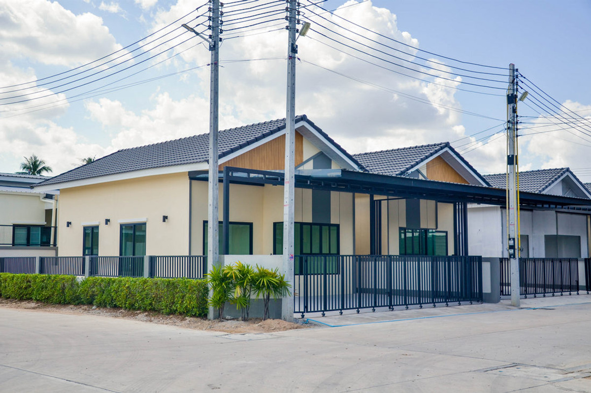 Call : 092-469-6464 Saran Place Ville project Nikhom Phatthana Rayong offers both Townhome and Twin houses 2 Beds 2 Baths, located near WHA Rayong Industrial Estate – รูปที่ 2