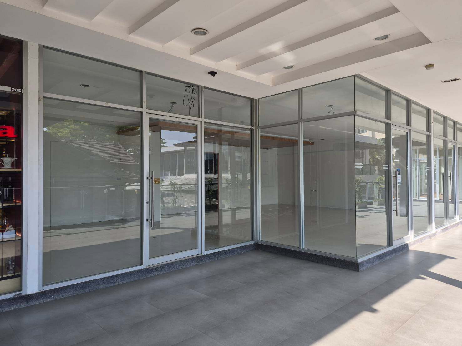 Space for rent for Chinese / Japanese / Korean restaurants, beauty clinics (except surgery) / specialized clinics Free!! Common fees throughout the rental contract. Space for rent for Chinese / Japanese / Korean restaurants, beauty clinics (except surgery) / specialized clinics Free!! Common fees throughout the rental contract.