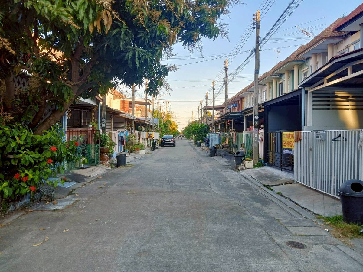 Newly renovated townhouse for sale Kritsana Village 2, Sam Khok, Pathum Thani, 2 bedrooms, 2 bathrooms, free of charge. – รูปที่ 2