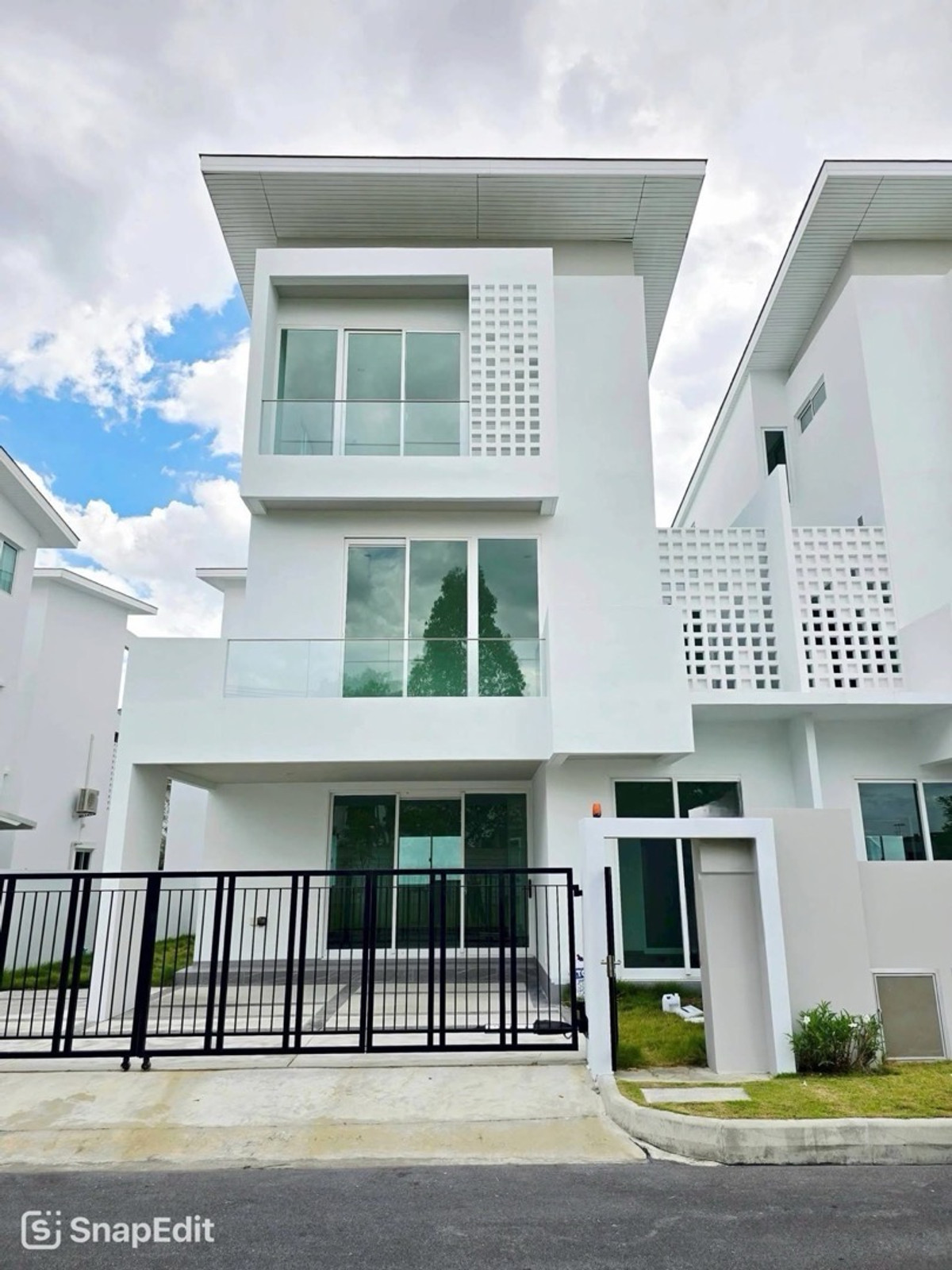 ขายบ้านเดี่ยว 3 ชั้น ใกล้ทางด่วนเอกมัย–รามอินทรา เหมาะอยู่อาศัยครอบครัวหรือปล่อยเช่าระยะยาว