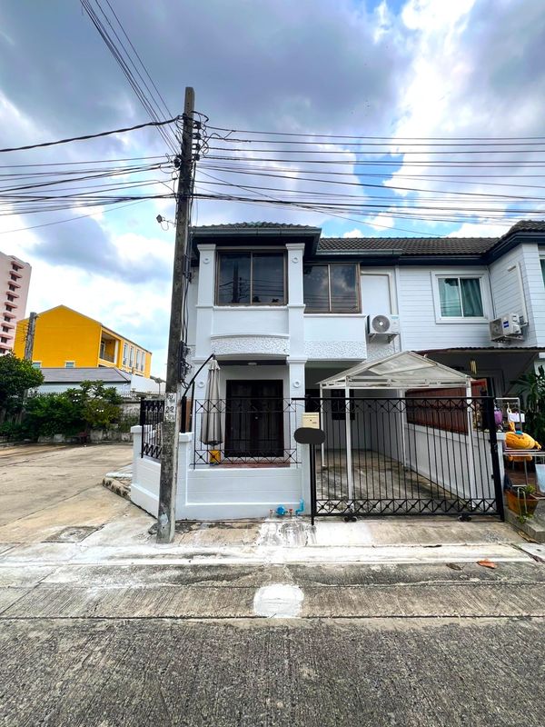 Newly renovated 2-story townhouse with new A/C and fully furnished, near Kasemrad Prachachuen Hospital. 