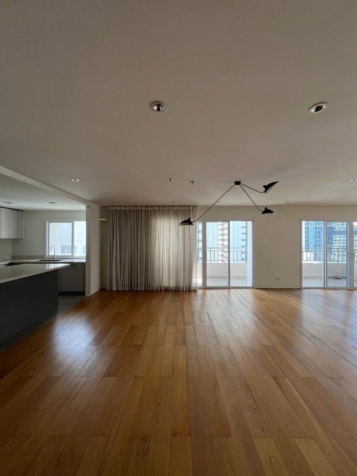 ขาย/ให้เช่า คอนโด Sathorn Park Place ห้องขนาดใหญ่ 341 ตร.ม. ใกล้ BTS ย่านสาทร