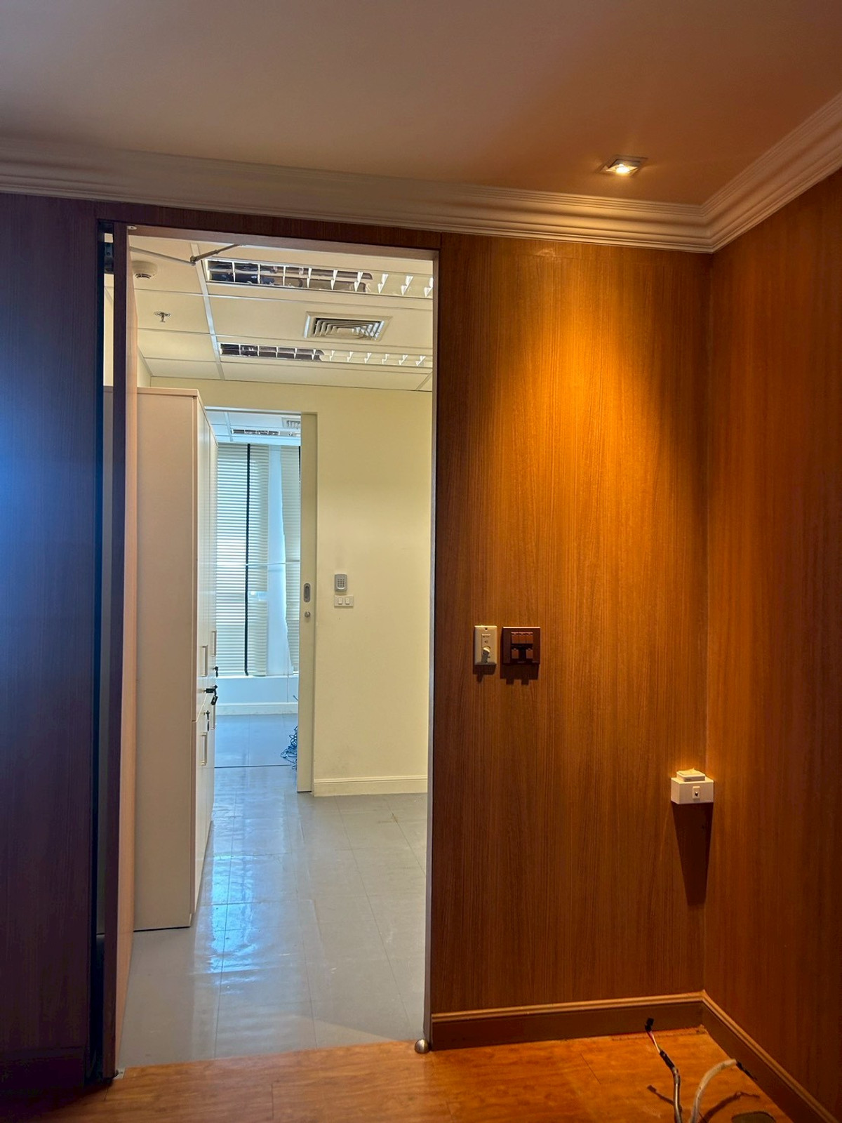 Office for Rent Athenee Tower Partly Fitted 15th Floor Bts Phloen Chit – รูปที่ 2