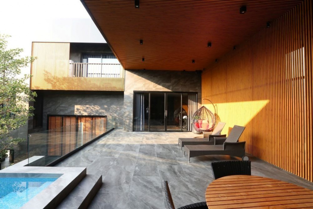Three-story detached house for sale, Ladprao 71, Nakniwas 48. 1,300 sq.m. area, 11 parking spaces, and a swimming pool.