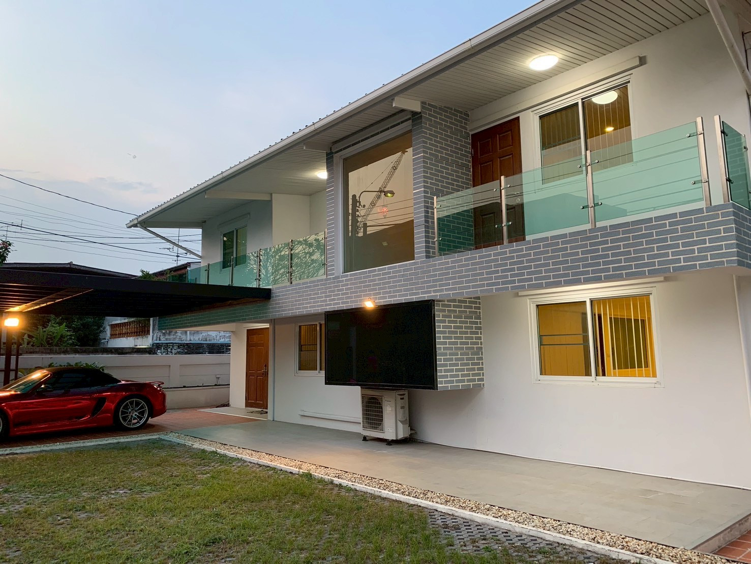 Large house, 100 sq.wa., 6 bedrooms, pets allowed, suitable for office use, near Zhong ped pa low. 