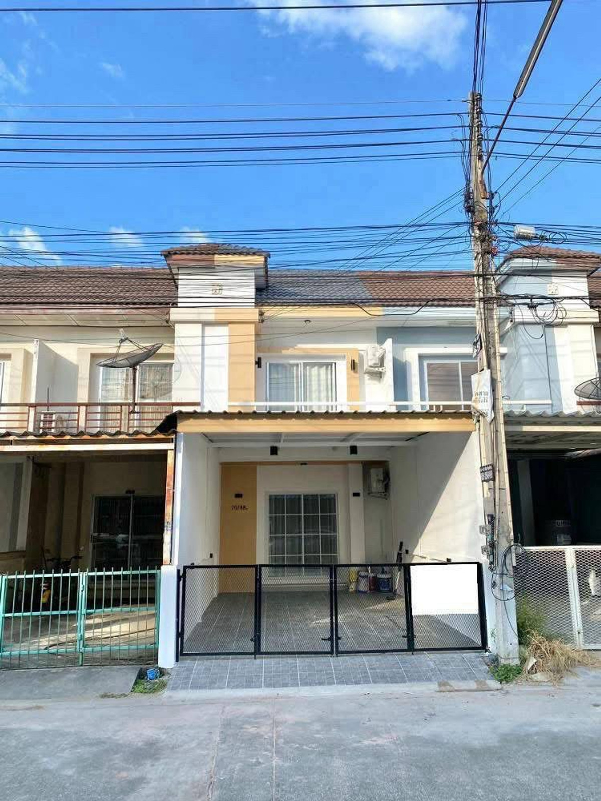ทาวน์โฮมรีโนเวทใหม่ พร้อมเข้าอยู่ โกลเด้น เพลส ใกล้เครือสหพัฒน์–แหลมฉบัง ของแถมครบ ทาวน์โฮมรีโนเวทใหม่ พร้อมเข้าอยู่ โกลเด้น เพลส ใกล้เครือสหพัฒน์–แหลมฉบัง ของแถมครบ