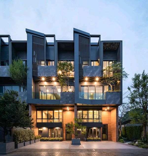 ให้เช่า ทาวน์โฮมหรู The Eight จตุจักร – รัชดาบ้านใหม่ 3.5 ชั้น สไตล์ Modern Luxury พร้อมฟังก์ชันครบครัน ใจกลางลาดพร้าว – รัชดา เหมาะสำหรับการอยู่อาศัยระดับพรีเมียม