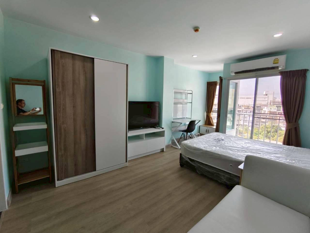 OMG2952  [ The Viva condo Sathon - Taksin ]  Nice Studio unit ++ Cheap RENT ++ available 27-Oct-26