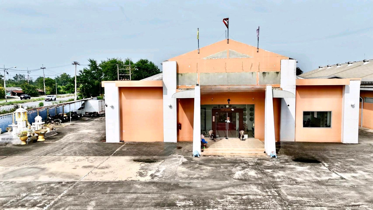 Cosmetics factory for saleDon Tum Nakhon Pathom District5 rai 1 nganNext to the main road, about 7 km from M81, 13 km from Pathom Chedi.3 km from Don Tum District.There are 3 buildings.1. Reinforced concrete 20×40 m. Cosmetics production building. – รูปที่ 3