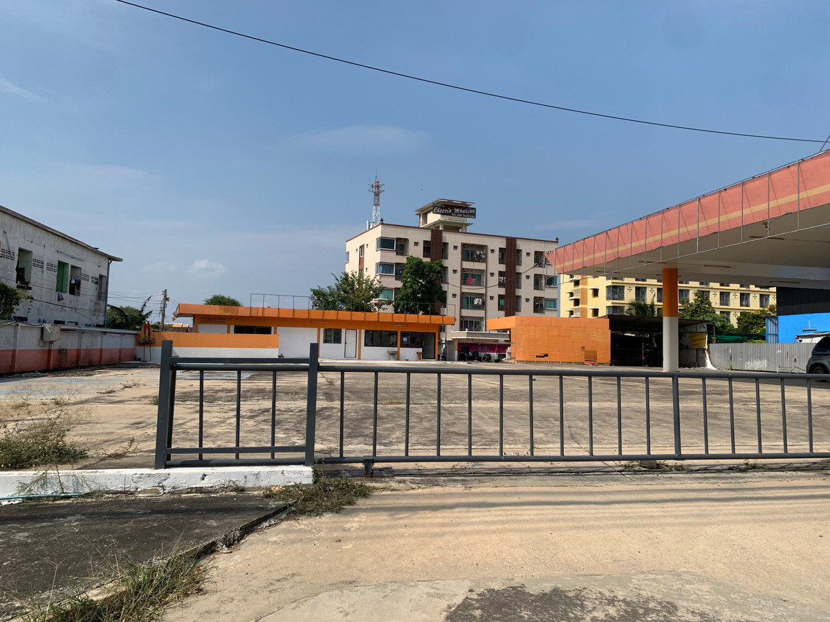 Land for rent Filled with cement floor Fenced and ready for use, 1 rai 1 ngan 10 sq m. Land for rent Filled with cement floor Fenced and ready for use, 1 rai 1 ngan 10 sq m.