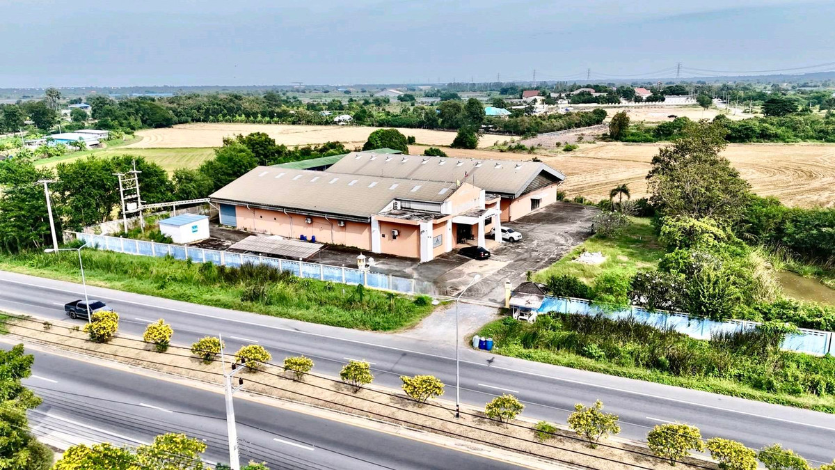 Cosmetics factory for saleDon Tum Nakhon Pathom District5 rai 1 nganNext to the main road, about 7 km from M81, 13 km from Pathom Chedi.3 km from Don Tum District.There are 3 buildings.1. Reinforced concrete 20×40 m. Cosmetics production building.