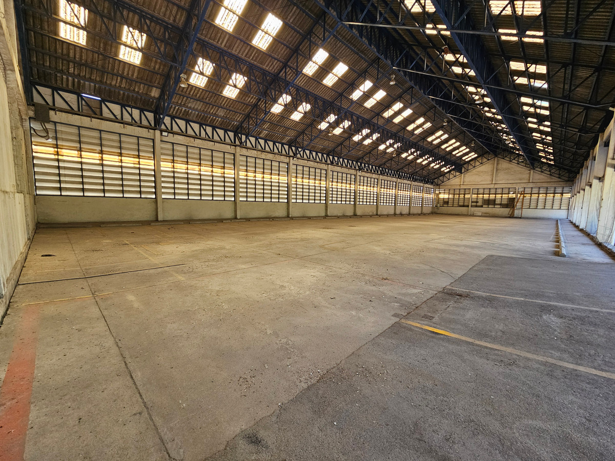 Warehouse space for rent for parking 50 cars or placing products, Thepharak Km.1.5, near Thipawan Station.