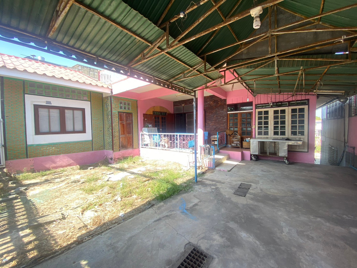 Land for sale with buildings, Ayutthaya Province, front next to the road, back next to the canal, opposite the kindergarten. Land for sale with buildings, Ayutthaya Province, front next to the road, back next to the canal, opposite the kindergarten.