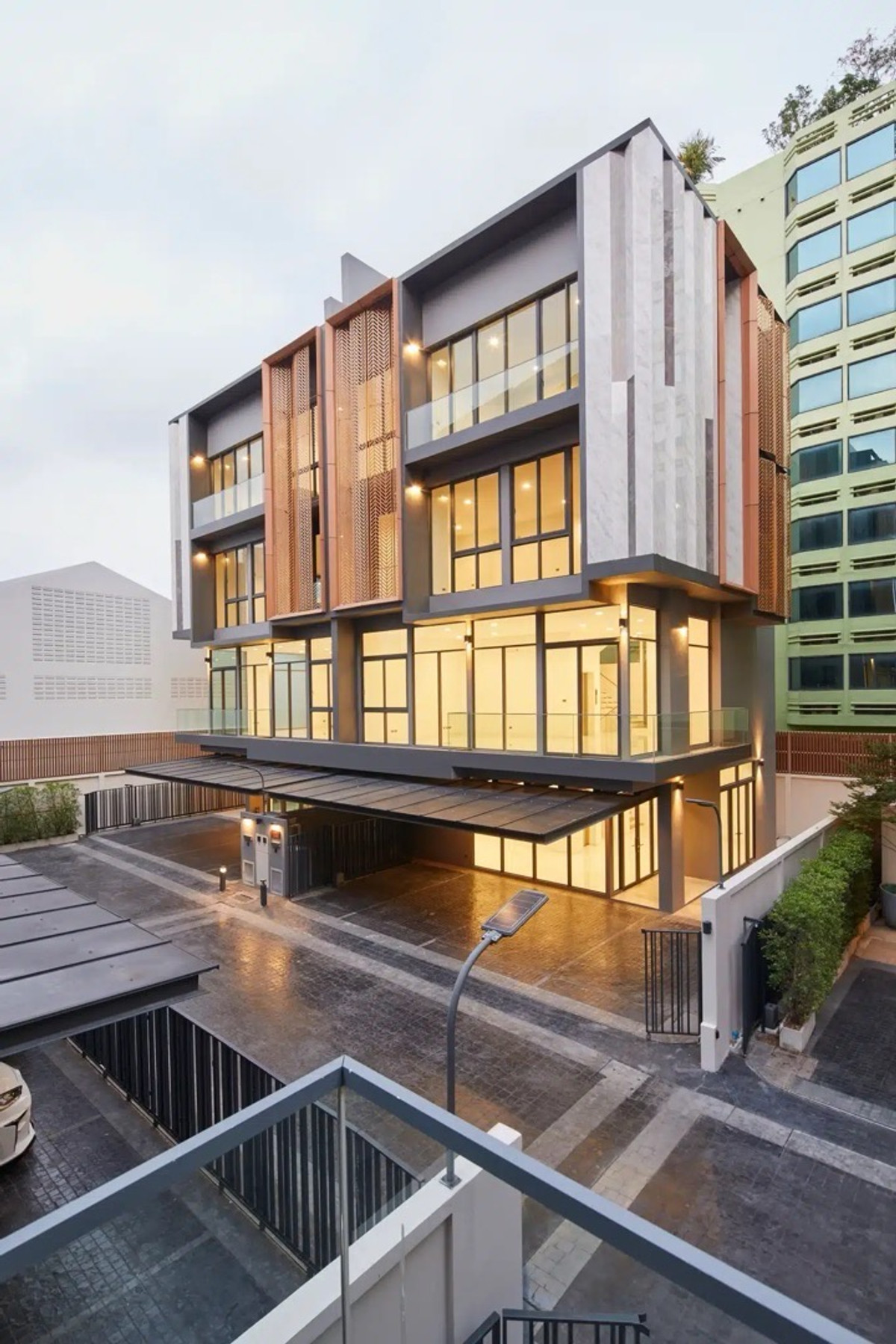 Luxurious 5-story home office for sale, Metier Rama 9 project (Metier Rama 9), designed under the concept of superiority. Private parking for up to 6 cars