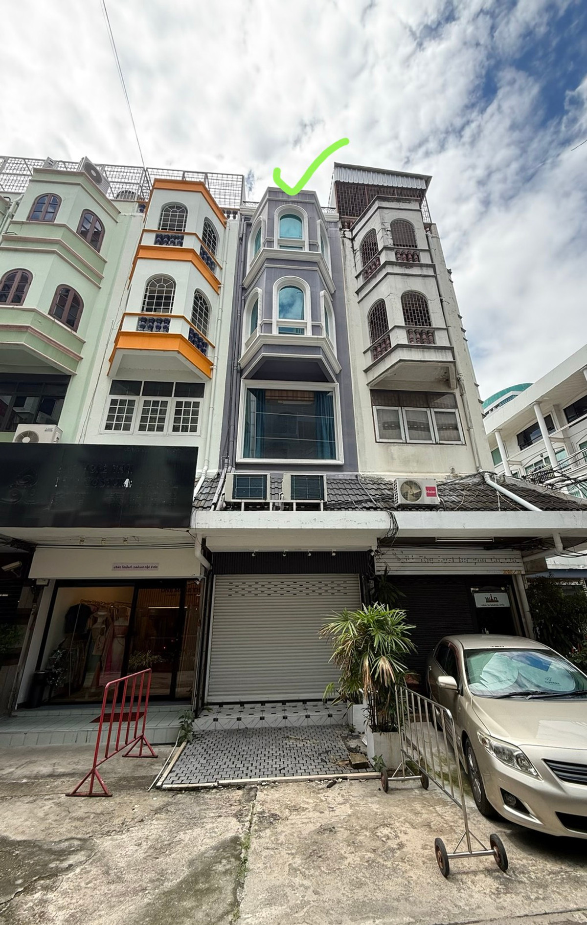 For rent, 5-story commercial building, 170 meters from BTS Chidlom, 85,000 baht per month.