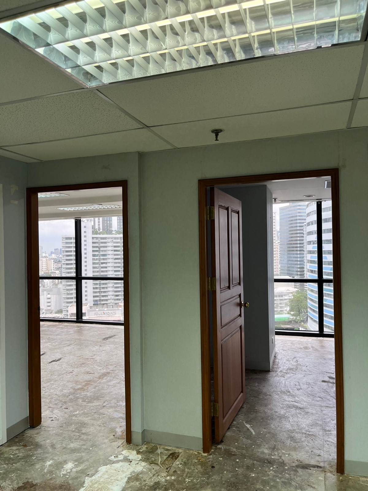 Times square office building for rent Asoke 309 Sqm 620 Baht per sqm or 240,000 per month  – รูปที่ 4
