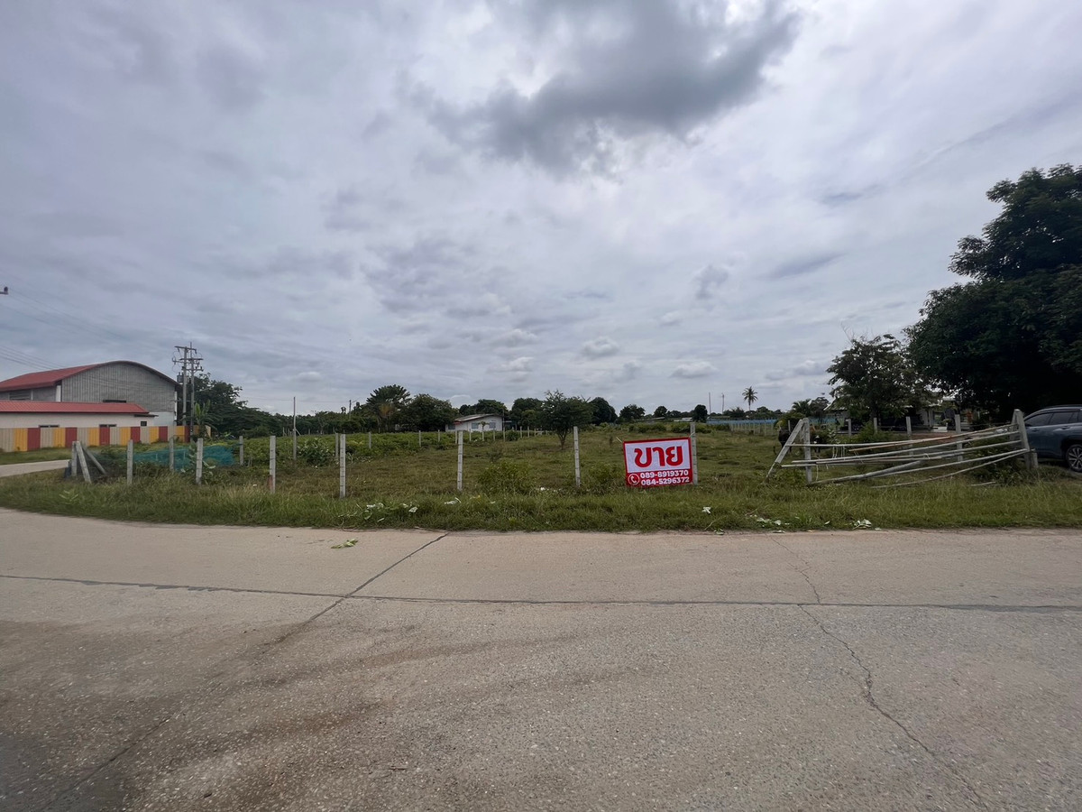 Beautiful land for sale in Nakhon Pathom area, 1 rai 1 ngan (500 sq m), price 2.39 million baht, near Bangkok. Beautiful land for sale in Nakhon Pathom area, 1 rai 1 ngan (500 sq m), price 2.39 million baht, near Bangkok.