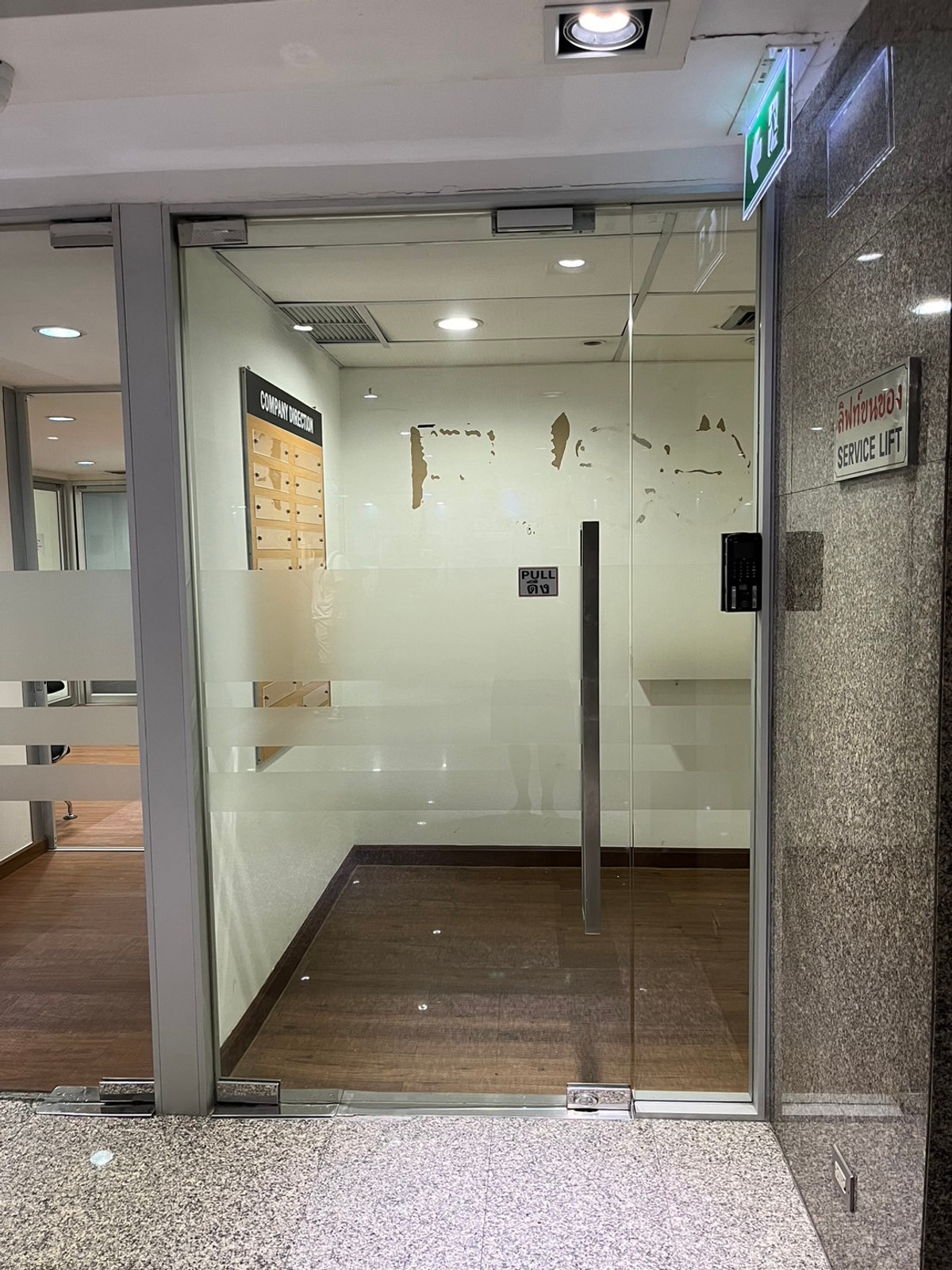 Times square office building for rent Asoke 275 Sqm 620 Baht per sqm or 170,000 per month 