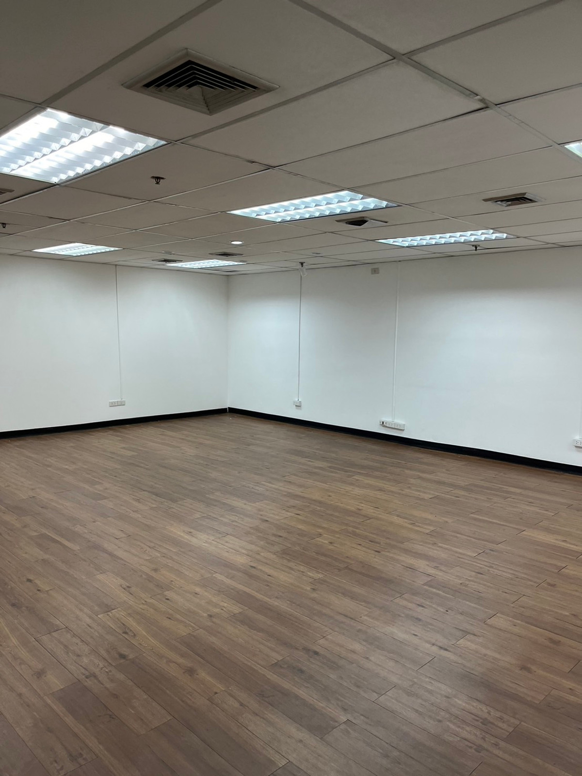 Times square office building for rent Asoke 275 Sqm 620 Baht per sqm or 170,000 per month  – รูปที่ 4