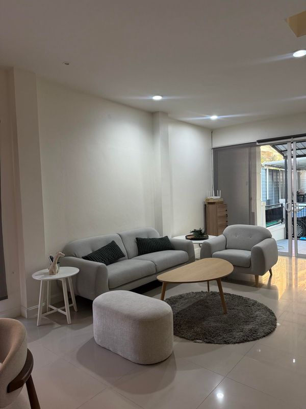 3-story townhome for rent, Baan Klang Muang project Lat Pla Khao Road, fully air conditioned, 3 bedrooms, 3 bathrooms. Rental price 35,000 baht per month.