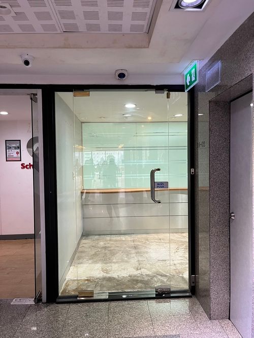 Times square office building for rent Asoke 309 Sqm 620 Baht per sqm or 240,000 per month 