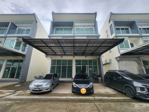 3-story townhome for sale, Full House Bang Waek 94 project, single building, suitable for a home office. Near the community