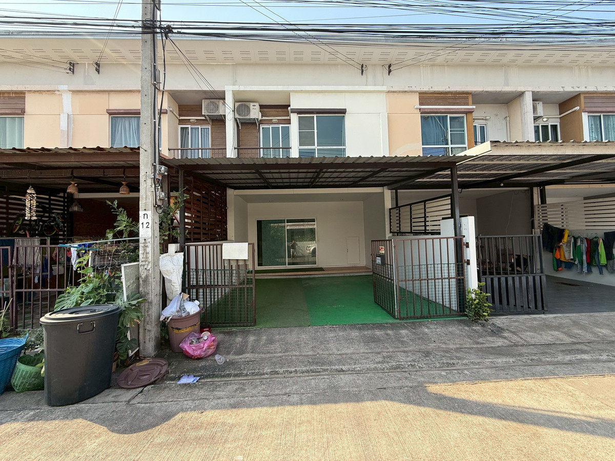 2-story townhome for rent, Village Project, On Nut Road 39, fully air conditioned, 3 bedrooms, 2 bathrooms, monthly rental price 22,800 baht/month. 2-story townhome for rent, Village Project, On Nut Road 39, fully air conditioned, 3 bedrooms, 2 bathrooms, monthly rental price 22,800 baht/month.