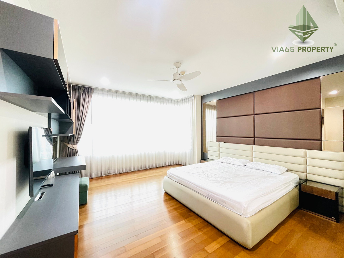 Luxury condo for sale, Watermark Chaophraya River. Corner unit, fully furnished, ready to move in. Located on the most beautiful bend of the Chao Phraya River with a 180-degree view. Big Room, Near Icon Siam
