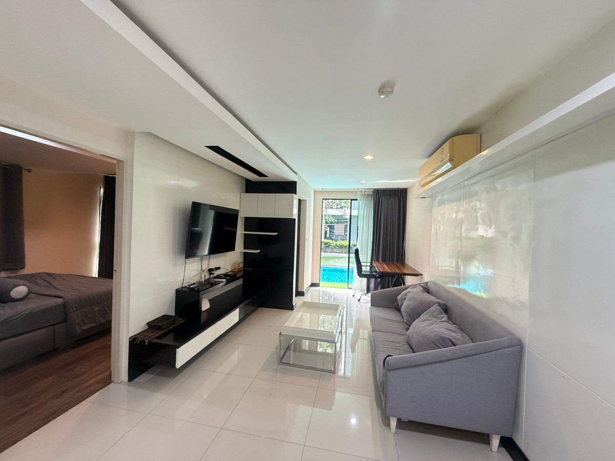 Corner condo for sale Can connect to the swimming pool from the room. Cheap price, Huai Khwang area, near MRT. Corner condo for sale Can connect to the swimming pool from the room. Cheap price, Huai Khwang area, near MRT.