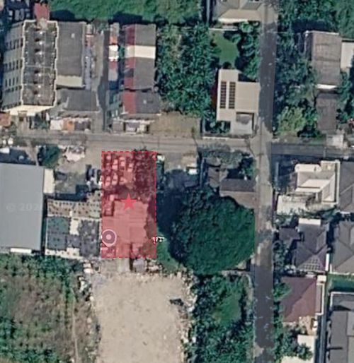 🛤️ Land for sale in  Nak Niwat area, Wide frontage of approximately 20 meters and depth of around 40 meters. Convenient location with easy access via multiple routes.