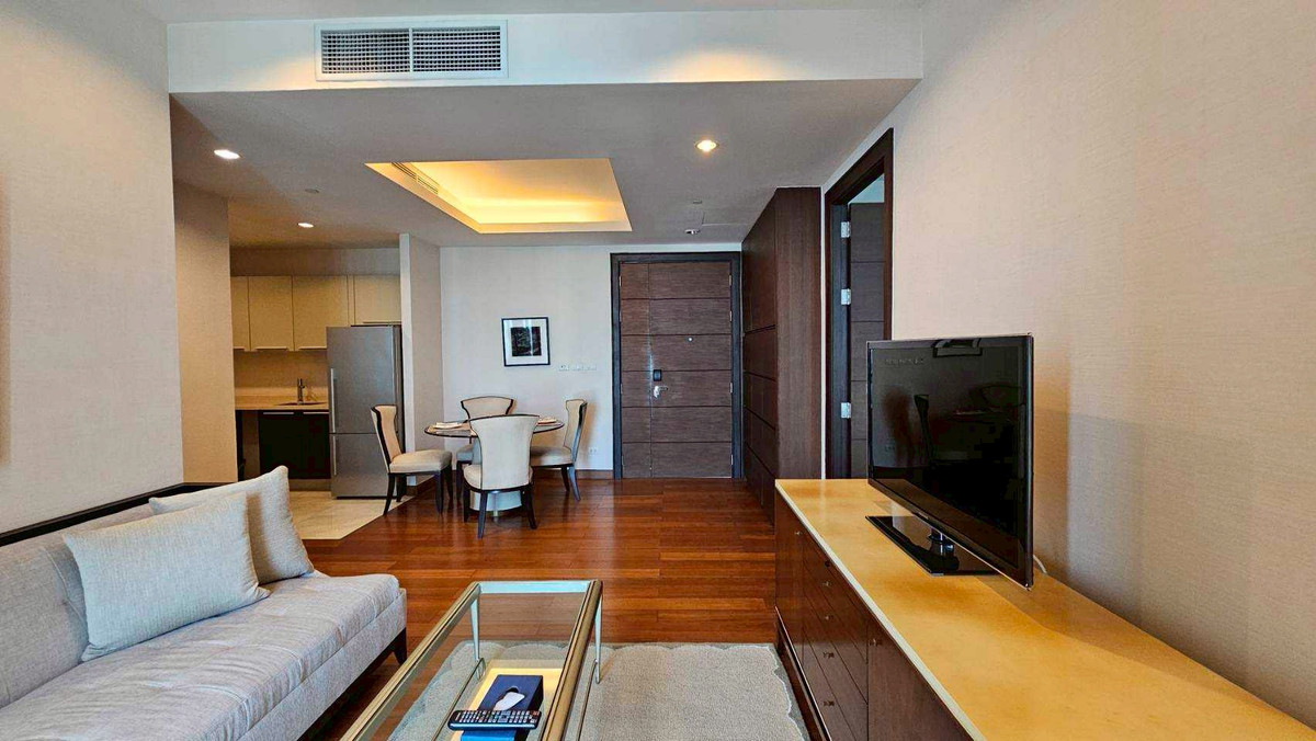 ✨Luxury condo for rent on Wireless Road at Oriental Residence, 2 bedrooms, fully furnished, with balcony, close to shopping areas, near BTS Ploenchit, ready to move in. ✨Luxury condo for rent on Wireless Road at Oriental Residence, 2 bedrooms, fully furnished, with balcony, close to shopping areas, near BTS Ploenchit, ready to move in.