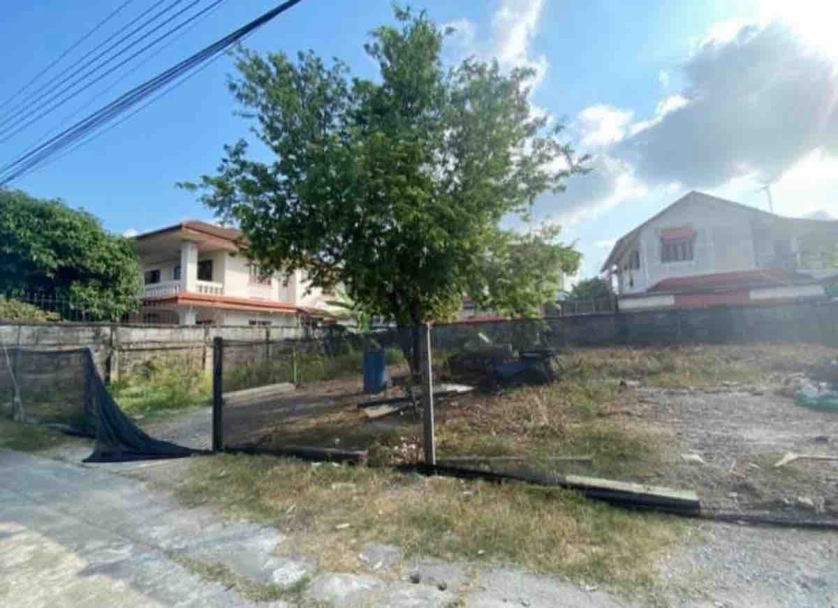 Cheap land for sale in Phetkasem Village 3, size 63, 62, 100 sq m. (three adjacent plots) 🚆 4 km. from the land to the Lak Song MRT and The Mall Bang Khae. There are two entrances: from Phetkasem Road Soi 94 and from Phutthamonthon Sai 2 Road, Soi 3. Cheap land for sale in Phetkasem Village 3, size 63, 62, 100 sq m. (three adjacent plots) 🚆 4 km. from the land to the Lak Song MRT and The Mall Bang Khae. There are two entrances: from Phetkasem Road Soi 94 and from Phutthamonthon Sai 2 Road, Soi 3.